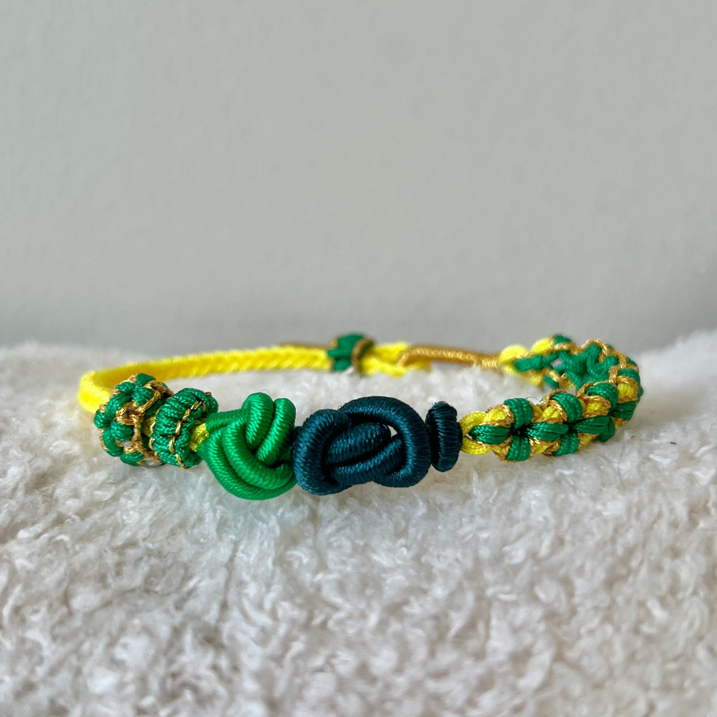 Pulsera con nudos de paz y hoyuelos